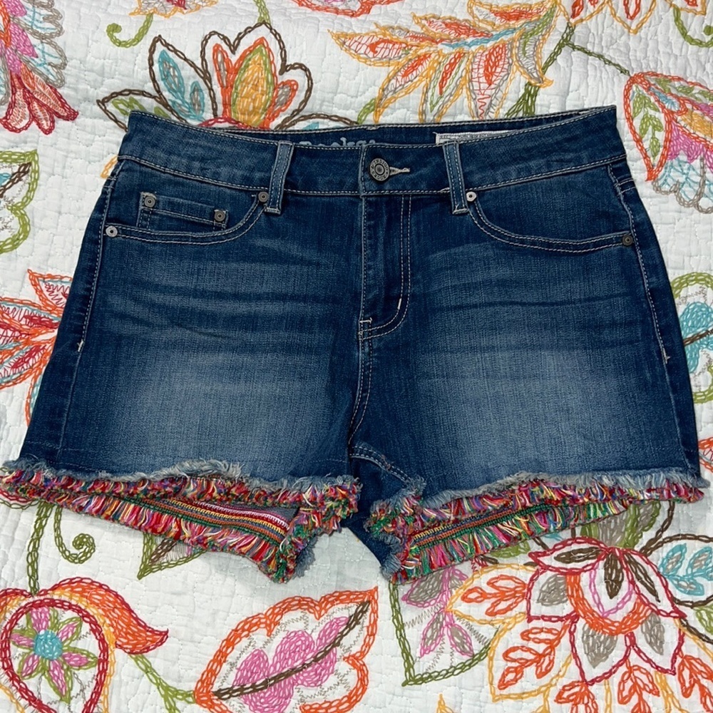 Rock & Indigo womens sz 8/28 denim shorts multicolored tasseled bottom 2" inseam